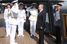 Tổng thống Putin thăm tuần dương hạm "Rạng Đông"