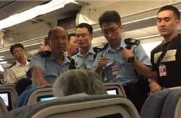 Khách Trung Quốc hắt nước cam vào tiếp viên hàng không