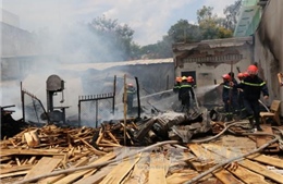 Dập tắt đám cháy xưởng gỗ ở đường Đê La Thành, Hà Nội 