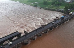 Hàng chục người Ấn Độ mất tích do sập cầu 