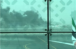 Máy bay Boeing 777 bốc cháy ngùn ngụt ở Dubai