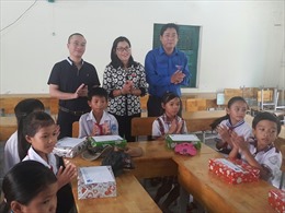 Trao học bổng cho học sinh nghèo tại Bình Thuận