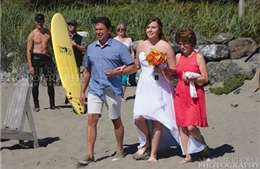 Thủ tướng Canada ngực trần “dội bom” đám cưới bãi biển