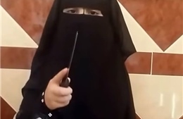 Rợn người cảnh bé gái tập chặt đầu trong video của IS