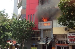Cháy nhà 3 tầng ở phố Lê Duẩn, Hà Nội