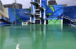 Hé lộ nguyên nhân khiến nước bể bơi Olympic đổi màu