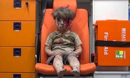 Nhói lòng hình ảnh cậu bé Syria trong xe cứu thương ở Aleppo