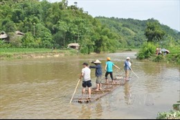 Mưa lũ làm sập cầu, cô lập 60 hộ dân huyện Văn Bàn