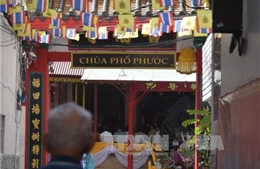 Gắn biển tiếng Việt cho chùa trụ sở An Nam tông tại Thái Lan