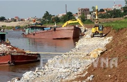 Kịp thời xử lý sự cố sạt mái đê sông Hồng tại Văn Giang