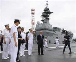 Nữ Bộ trưởng Quốc phòng Nhật thị sát căn cứ biển  