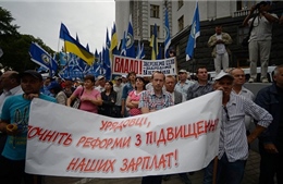 Phe đối lập Ukraine đề nghị giải tán quốc hội