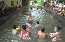  Lớp dạy bơi “dã chiến” cho trẻ em nông thôn