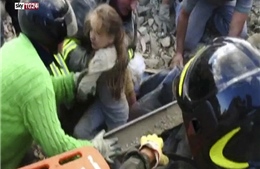 Giải cứu bé gái Italy mắc kẹt 17 giờ sau động đất 