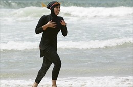 Pháp hoãn lệnh cấm mặc đồ bơi burkini của người Hồi giáo