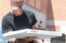 Cựu danh thủ David Beckham giản dị đi mua pizza