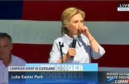 Sau tin đồn bị bệnh trọng, bà Clinton lại ho sù sụ 