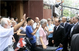 Tổng thống Pháp Hollande dạo chơi phố cổ Hà Nội