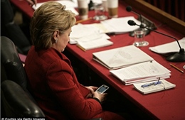Bộ Ngoại giao Mỹ chưa từng cấp BlackBerry cho bà Clinton