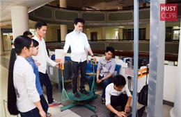 Nhóm sinh viên và chiếc máy quét cơ thể người 3D
