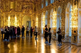 Du khách Trung Quốc ngang nhiên tiểu tiện ở Cung điện Nga