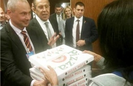 Ngoại trưởng Mỹ tặng bánh pizza để xin lỗi ông Lavrov