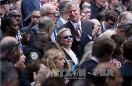 Xuất hiện video bà Clinton loạng choạng lên xe sau sự cố sức khỏe