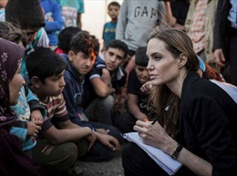 Angelina Jolie thăm trẻ Syria tị nạn ở Jordan