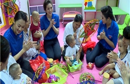 Tân Hiệp Phát tặng quà Trung thu cho trẻ em mắc bệnh hiểm nghèo