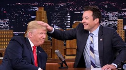 Bị vò đầu trên truyền hình, tóc quý của ông Trump xù bông