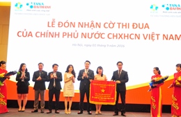 Tập đoàn Tân Á Đại Thành đón nhận Cờ thi đua của Chính phủ 