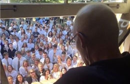 Xúc động hàng trăm học sinh hát tặng thầy giáo ung thư