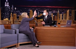 Bị trêu trên sóng truyền hình, bà Clinton cười phớ lớ