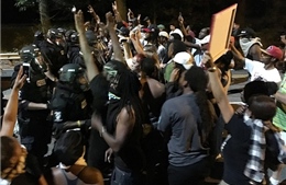 Cảnh sát Mỹ "nếm" đòn bạo loạn sau vụ bắn chết người da màu