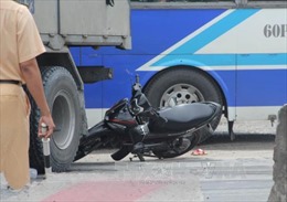 Ô tô tông nát xe máy, 2 người bị thương nặng