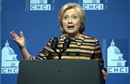 Sai lầm chết người, bà Clinton "mang dao đi đấu súng"