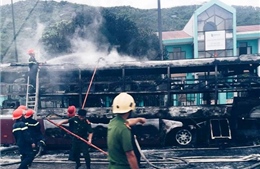 Xe khách cháy trơ khung, 23 người thoát chết trong gang tấc