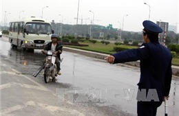 Xử lý xe chở hàng cồng kềnh sau vụ em bé bị tấm tôn cứa cổ