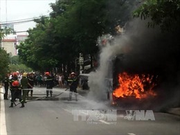 Xe buýt cháy ngùn ngụt trên đường Hà Nội