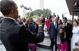 Không selfie được, ông Bush nhờ ngay Tổng thống Obama