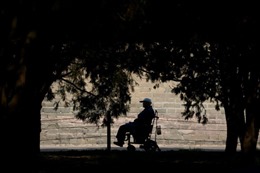 Ngồi xe lăn 43 năm vì chẩn đoán nhầm bệnh
