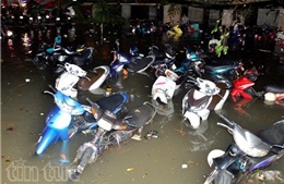 Hơn 1.000 xe máy bị nhấn trong cơn mưa lớn tại TP Hồ Chí Minh