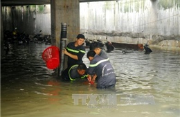 TP.HCM: Tiếp tục bơm nước cứu bãi 1.000 xe máy
