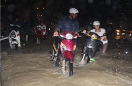 Mưa lớn, thành phố Biên Hòa chìm trong biển nước