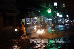 Thành phố Hồ Chí Minh lại mưa lớn, gây nhiều sự cố