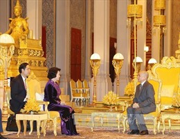 Chủ tịch Quốc hội Nguyễn Thị Kim Ngân chào xã giao Quốc vương Campuchia