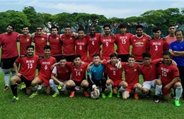 Sinh viên Việt Nam cùng đội bóng đá của MDIS vô địch League Cup Singapore