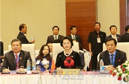 Chủ tịch Quốc hội gặp mặt cộng đồng người Việt Nam tại Myanmar 