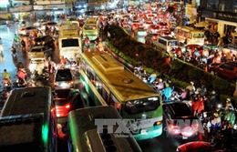 Mưa lớn đầu tuần gây ách tắc giao thông khắp Sài Gòn