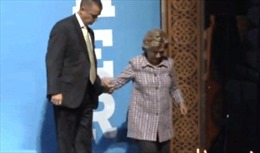 Bà Clinton ghì chặt tay mật vụ để tránh ngã cầu thang